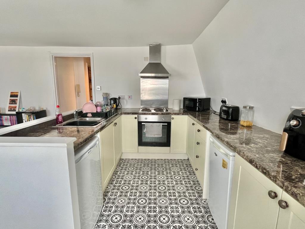 Lot: 36 - FREEHOLD COMMERCIAL AND RESIDENTIAL INVESTMENT IN CENTRAL LOCATION - Flat kitchen
